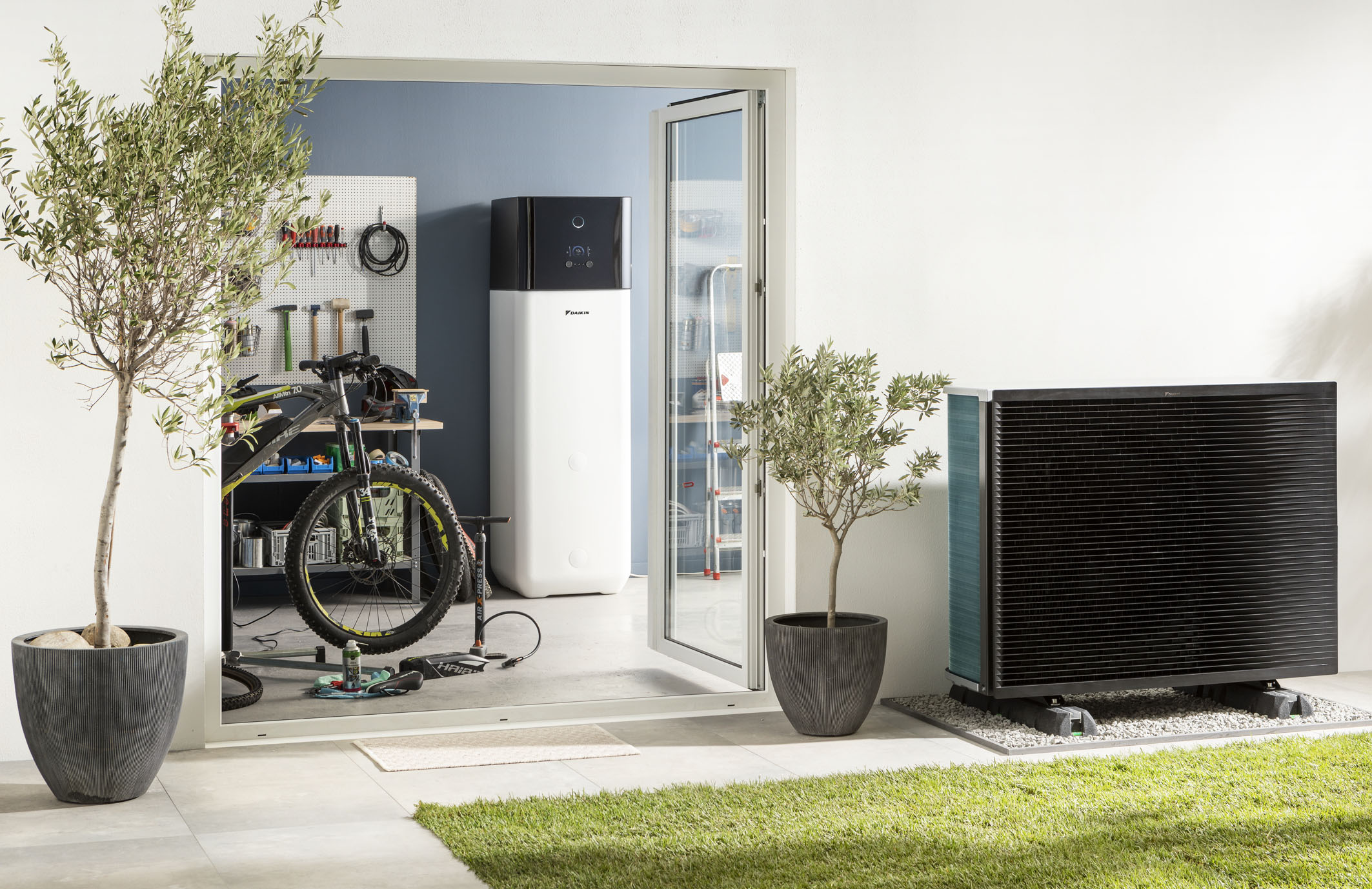Daikin dizalica topline radi bešumno pokraj ulaznih vrata od garaže.