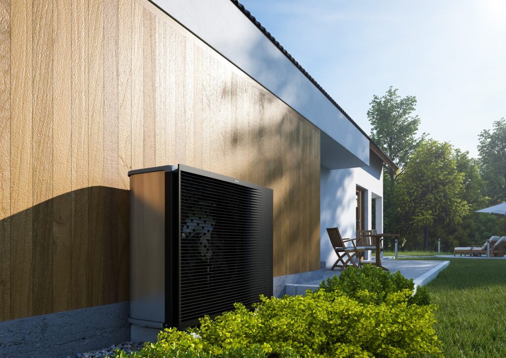 Daikin dizalica topline radi bešumno u prekrasnom vrtu s zelenom travom pokraj bazena.